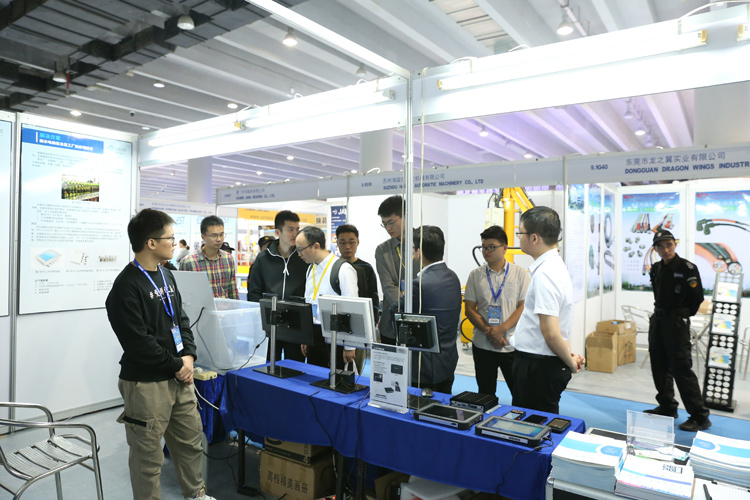 大批客商驻足于科拉德工业电脑展会上